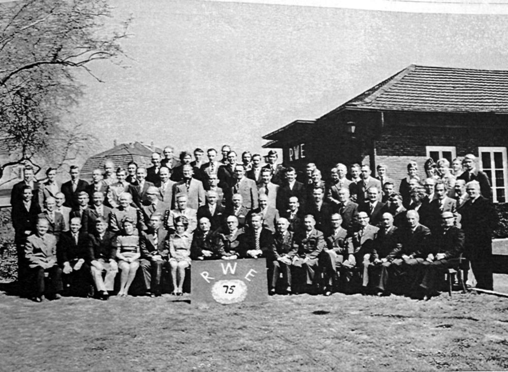 La plantilla del grupo de RWE en Kleve en el 75.º aniversario de RWE
